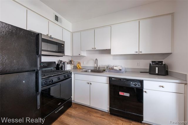 508 Fox Hills Drive A7, Bloomfield Hills, MI 48304