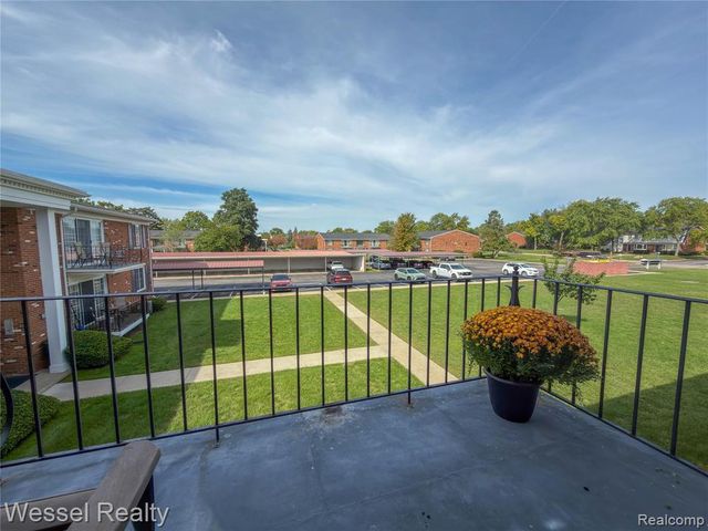 508 Fox Hills Drive A7, Bloomfield Hills, MI 48304