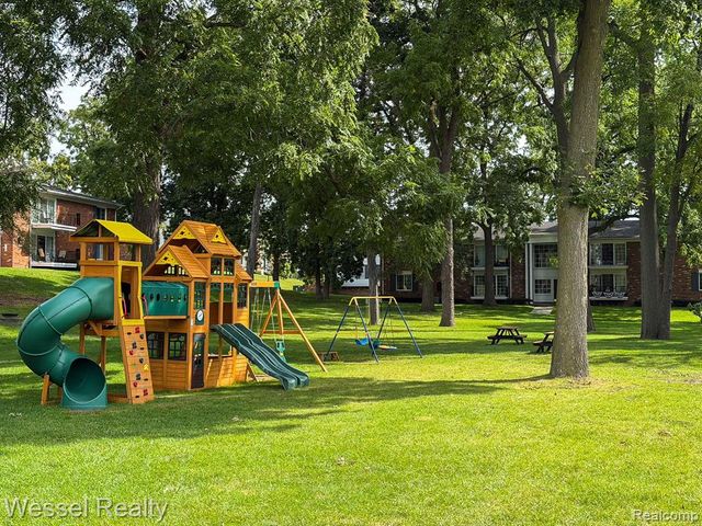 508 Fox Hills Drive A7, Bloomfield Hills, MI 48304