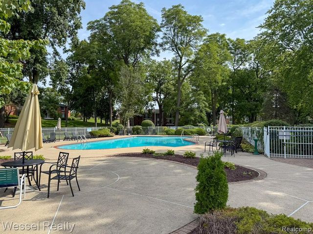 508 Fox Hills Drive A7, Bloomfield Hills, MI 48304