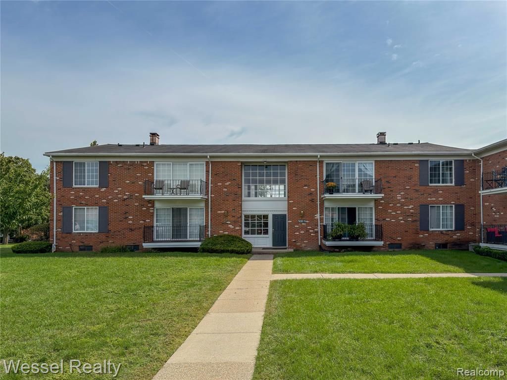 508 Fox Hills Drive A7, Bloomfield Hills, MI 48304