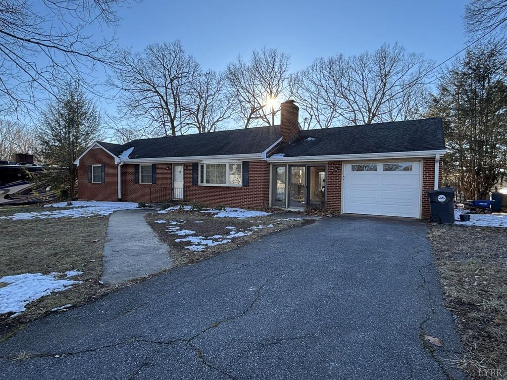 Image 1 of property listing at 1539 Oakwood Street, Bedford, VA 24523
