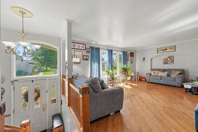 9328 Chestnut Lane, Munster, IN 46321