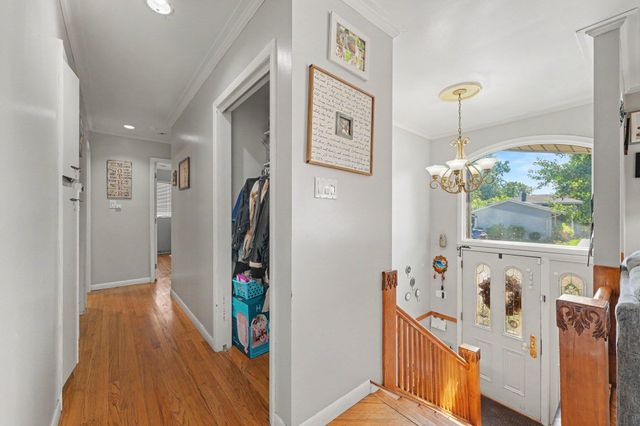 9328 Chestnut Lane, Munster, IN 46321