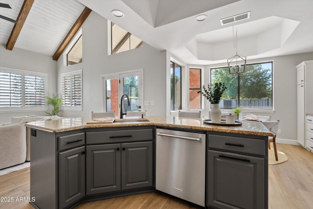 Image 14 of property listing at 1831 E LINDA Lane, Gilbert, AZ 85234