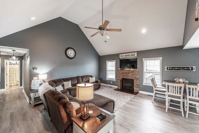 446 Robins Trl, Westmoreland, TN 37186