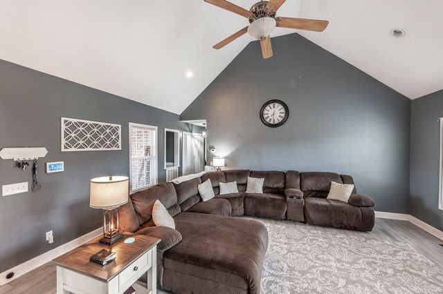 446 Robins Trl, Westmoreland, TN 37186