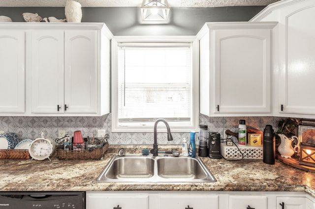 446 Robins Trl, Westmoreland, TN 37186