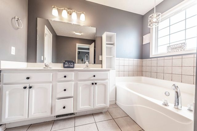 446 Robins Trl, Westmoreland, TN 37186