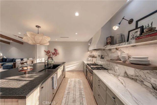 18837 Paseo Nuevo, Tarzana, CA 91356