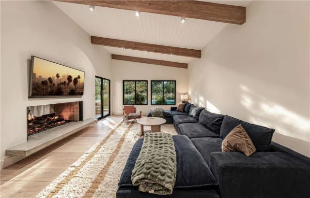 18837 Paseo Nuevo, Tarzana, CA 91356