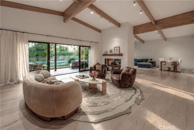 18837 Paseo Nuevo, Tarzana, CA 91356