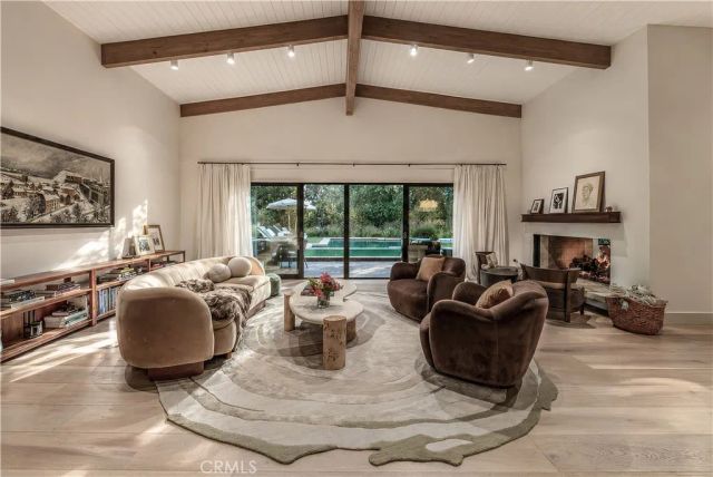 18837 Paseo Nuevo, Tarzana, CA 91356