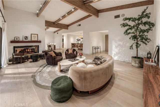 18837 Paseo Nuevo, Tarzana, CA 91356