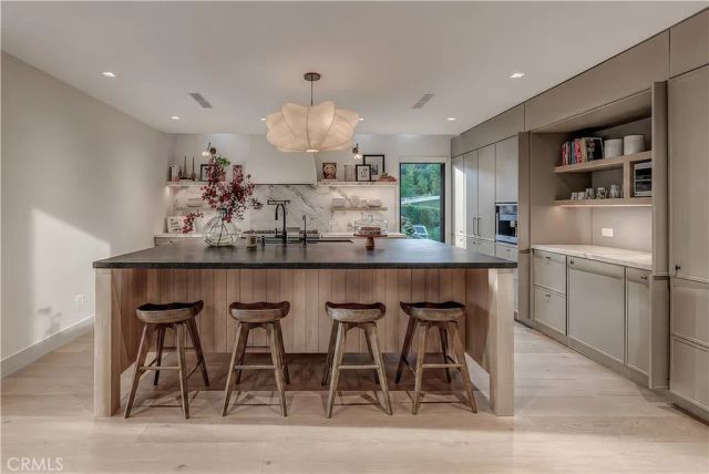 18837 Paseo Nuevo, Tarzana, CA 91356