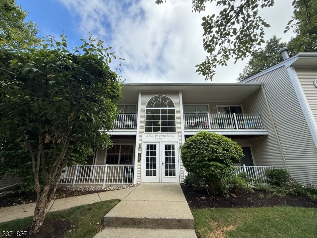 18 Spruce Ter, Mount Arlington Boro, NJ 07856