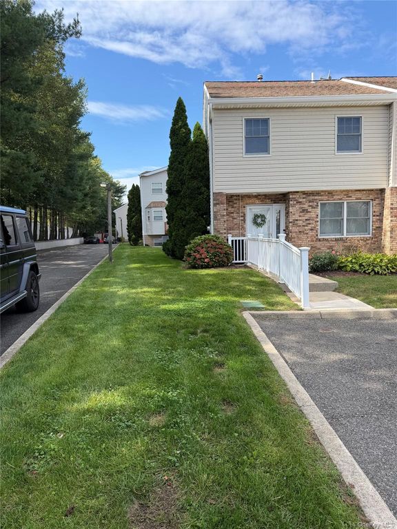 1601 Johnson Avenue 35, Elmont, NY 11003 — photo 2