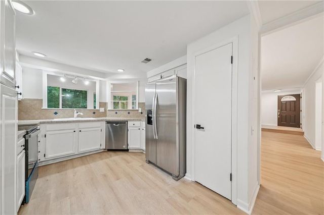22 DUNWOODY SPRINGS Drive, Atlanta, GA 30328