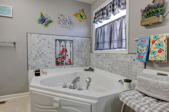 102 Gallant Ct, Clarksville, TN 37043