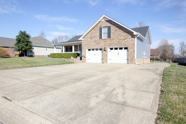 102 Gallant Ct, Clarksville, TN 37043