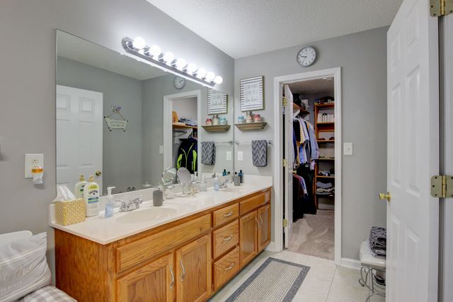 102 Gallant Ct, Clarksville, TN 37043