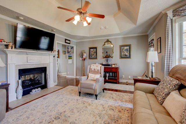 102 Gallant Ct, Clarksville, TN 37043