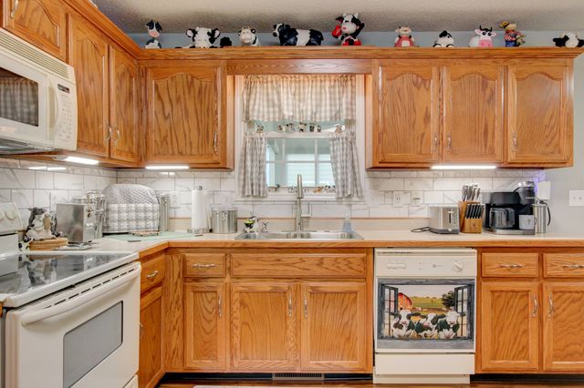 102 Gallant Ct, Clarksville, TN 37043