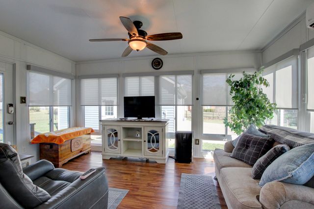 102 Gallant Ct, Clarksville, TN 37043