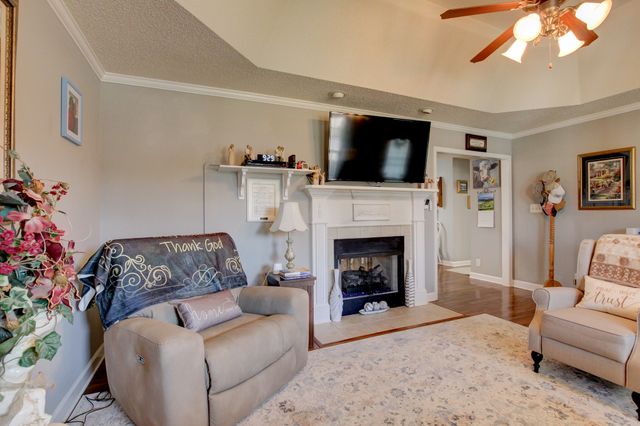 102 Gallant Ct, Clarksville, TN 37043