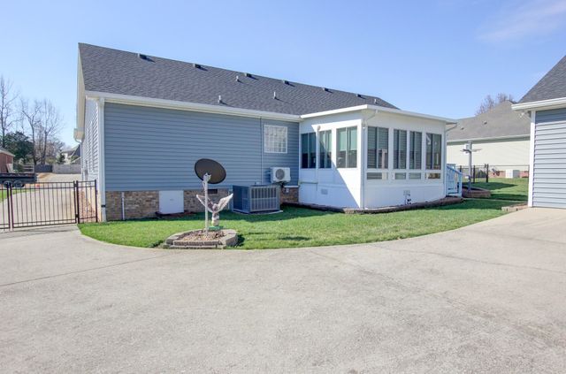 102 Gallant Ct, Clarksville, TN 37043