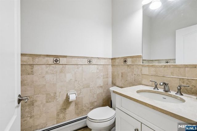 330 New York Avenue B, Fort Lee, NJ 07024