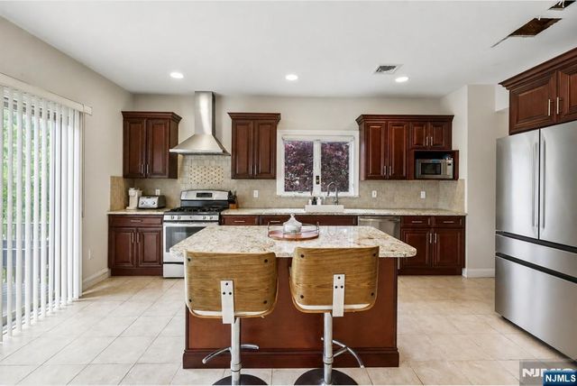 330 New York Avenue B, Fort Lee, NJ 07024