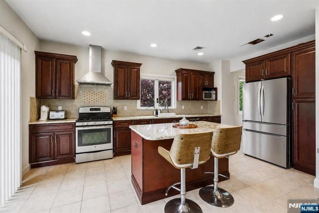 330 New York Avenue B, Fort Lee, NJ 07024