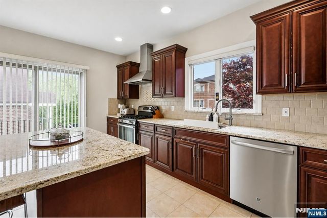 330 New York Avenue B, Fort Lee, NJ 07024