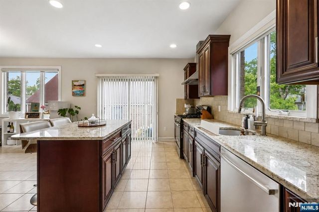 330 New York Avenue B, Fort Lee, NJ 07024