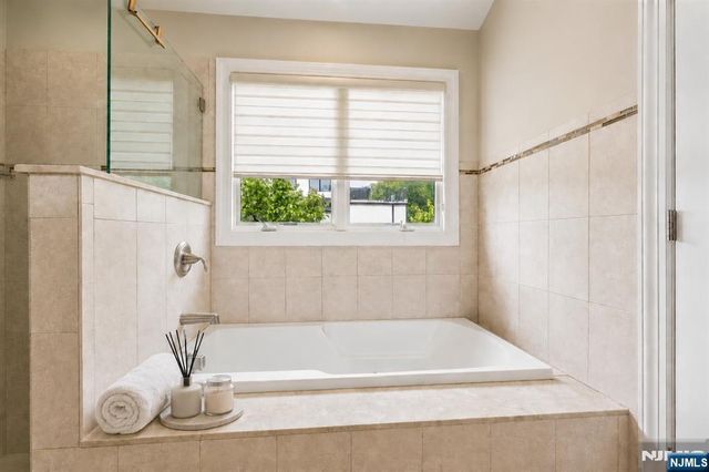 330 New York Avenue B, Fort Lee, NJ 07024
