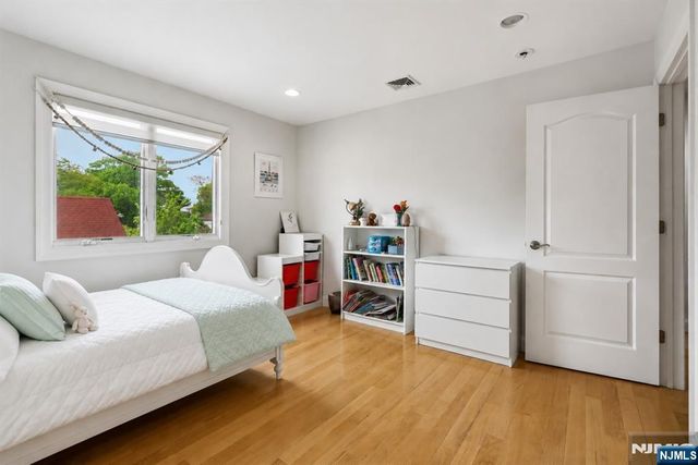 330 New York Avenue B, Fort Lee, NJ 07024