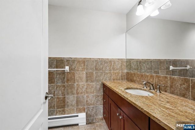 330 New York Avenue B, Fort Lee, NJ 07024