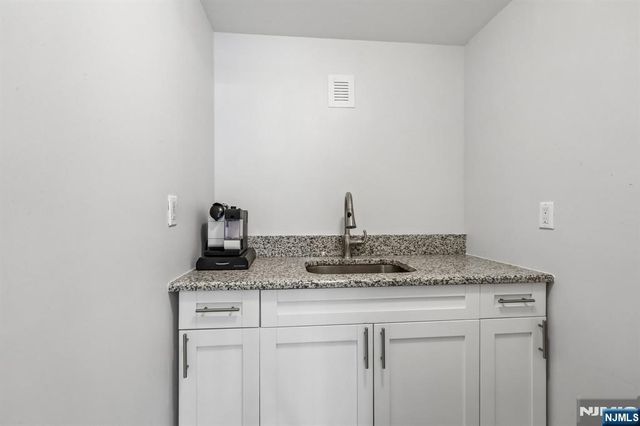 330 New York Avenue B, Fort Lee, NJ 07024