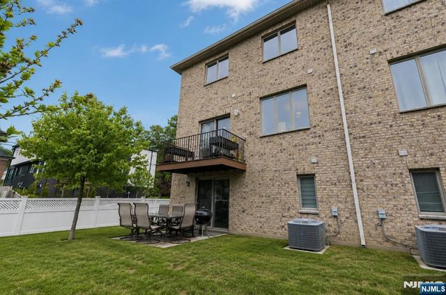330 New York Avenue B, Fort Lee, NJ 07024