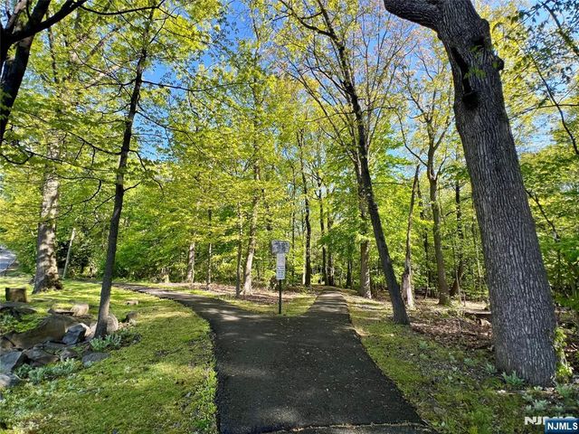 330 New York Avenue B, Fort Lee, NJ 07024