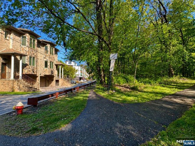 330 New York Avenue B, Fort Lee, NJ 07024