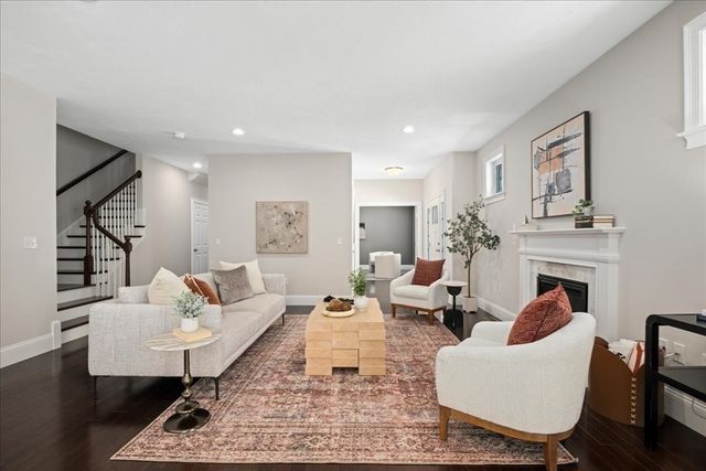 5 N. Pond Way 28, Hopkinton, MA 01748