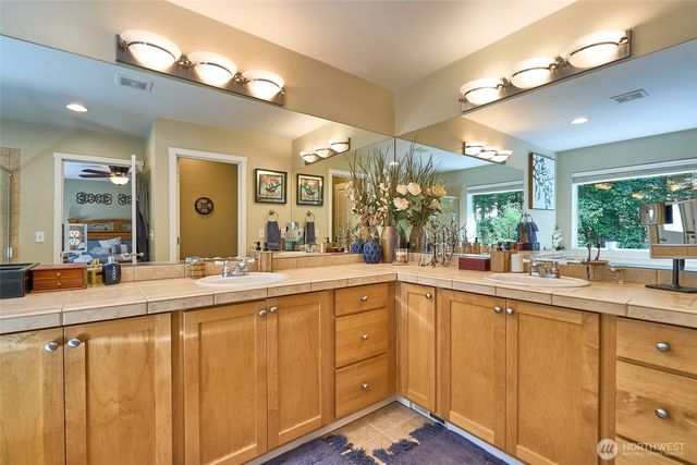 28091 Maple Ridge Way SE, Maple Valley, WA 98038
