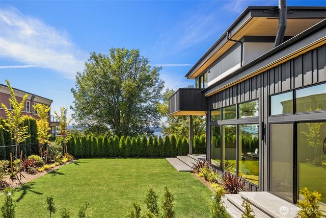 5917 104th Place NE, Kirkland, WA 98033