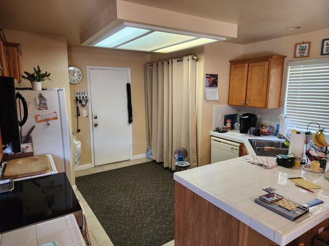 6182 N Tracy Avenue, Fresno, CA 93722