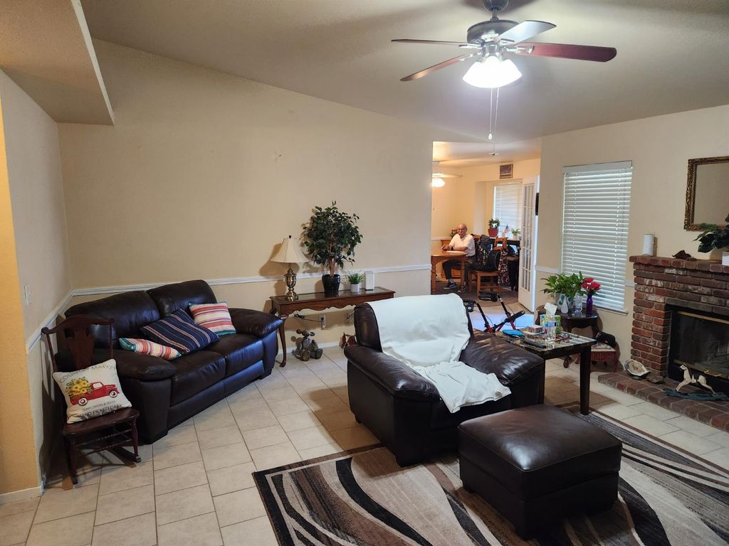 Image 3 of property listing at 6182 N Tracy Avenue, Fresno, CA 93722