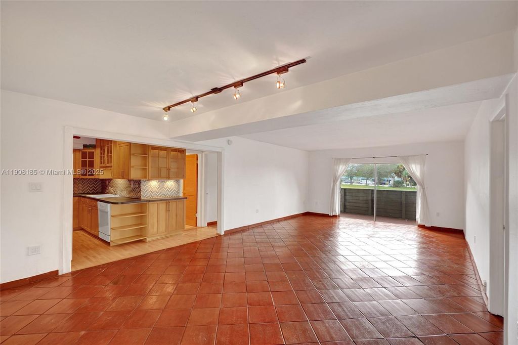 8335 SW 72nd Ave 205D, Miami, FL 33143