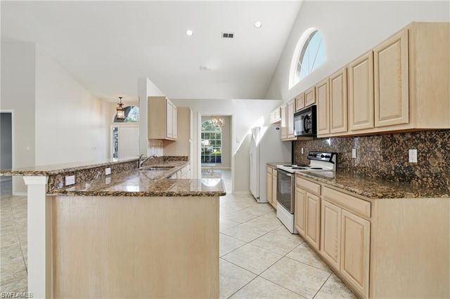 2268 Piccadilly CT, Naples, FL 34112