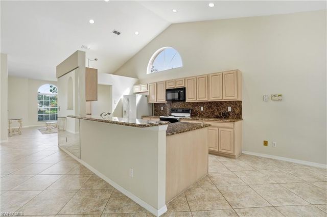 2268 Piccadilly CT, Naples, FL 34112